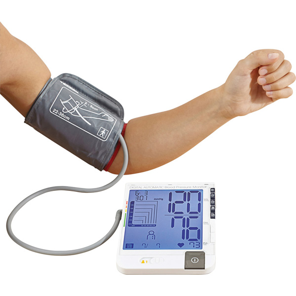 Ein Blutdruckmessgerät mit Messung via Oberarm