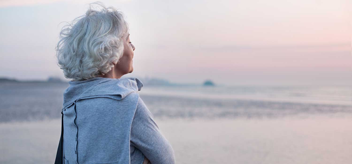 Frau schaut in den Horizont