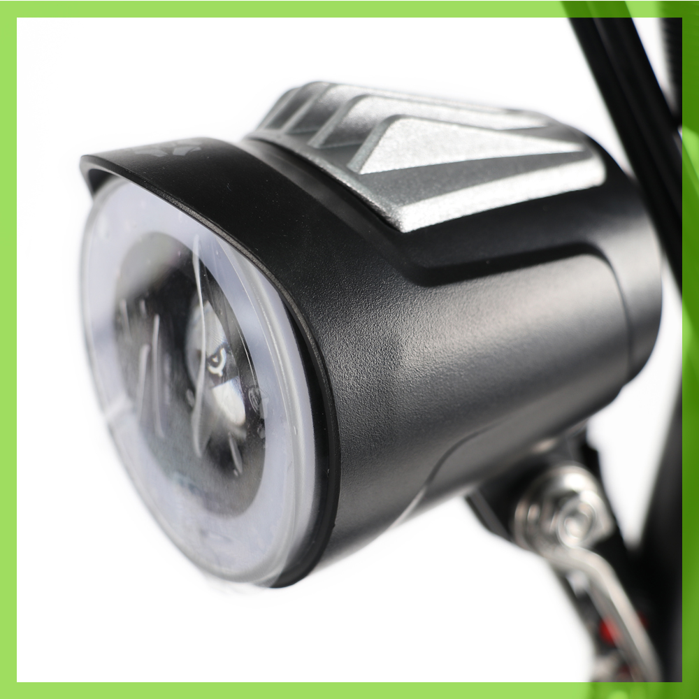 Der E-Scooter ist am Lenker mit LED-Scheinwerfern ausgestattet