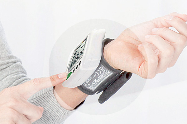 Blutdruckmessgerät am Handgelenk