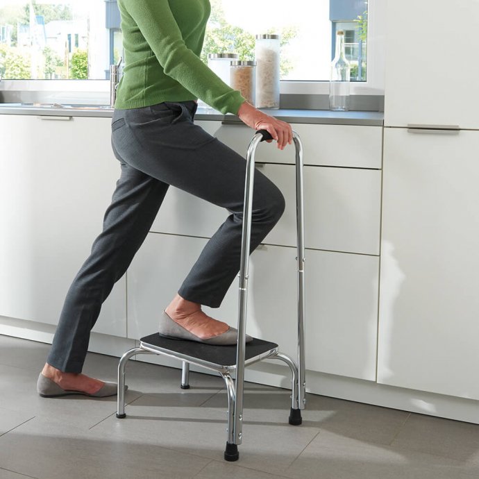 Trittstufe mit verstellbarem Haltegriff