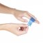 Das blaue Wundpflaster wird um einen Finger gewickelt.