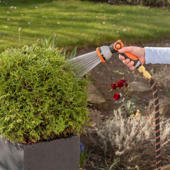 Dehnbarer Gartenschlauch mit Schnellanschlüssen 